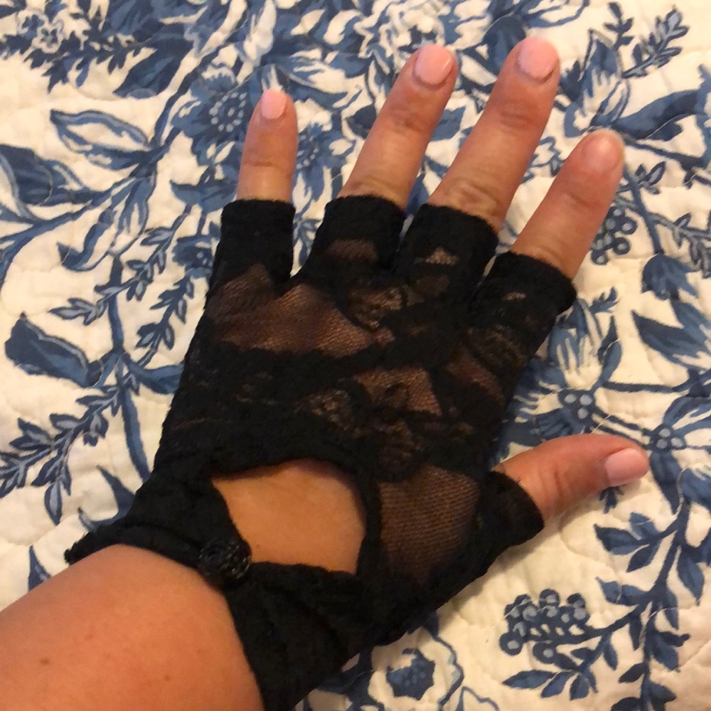 Fingerless “lace” gloves